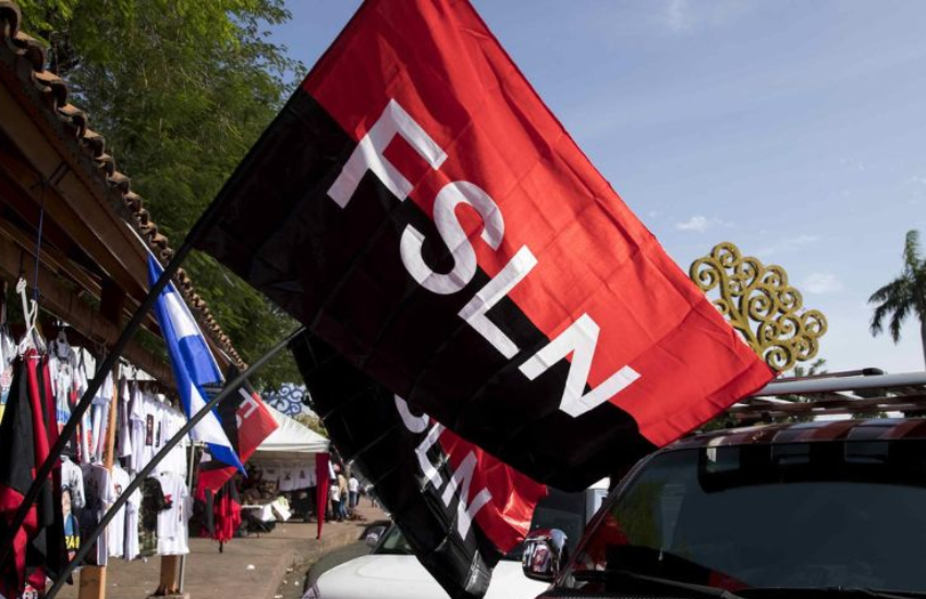 La bandera del FSLN es ahora un símbolo patrio en Nicaragua